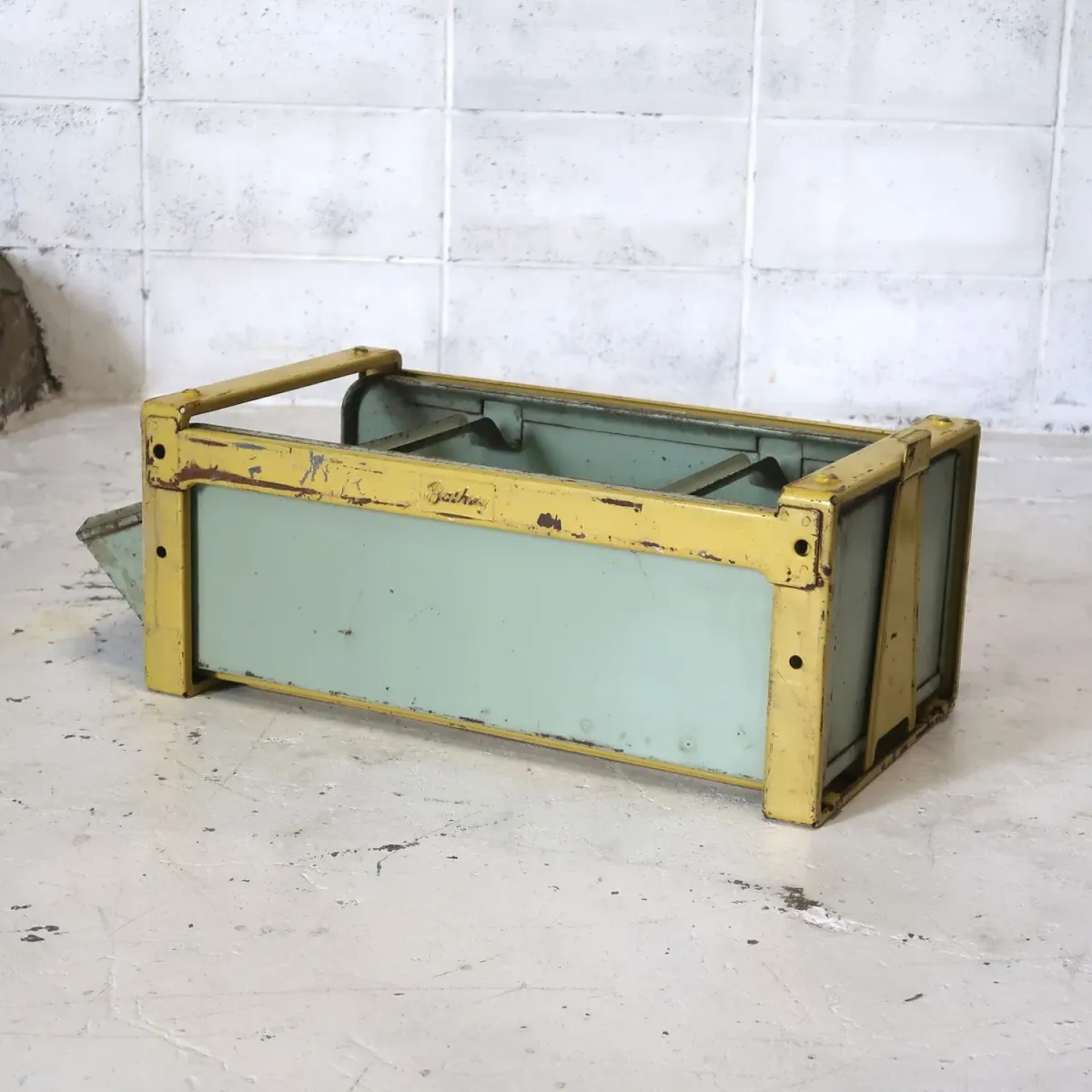 Bathey ビンテージ メタルキャビネット