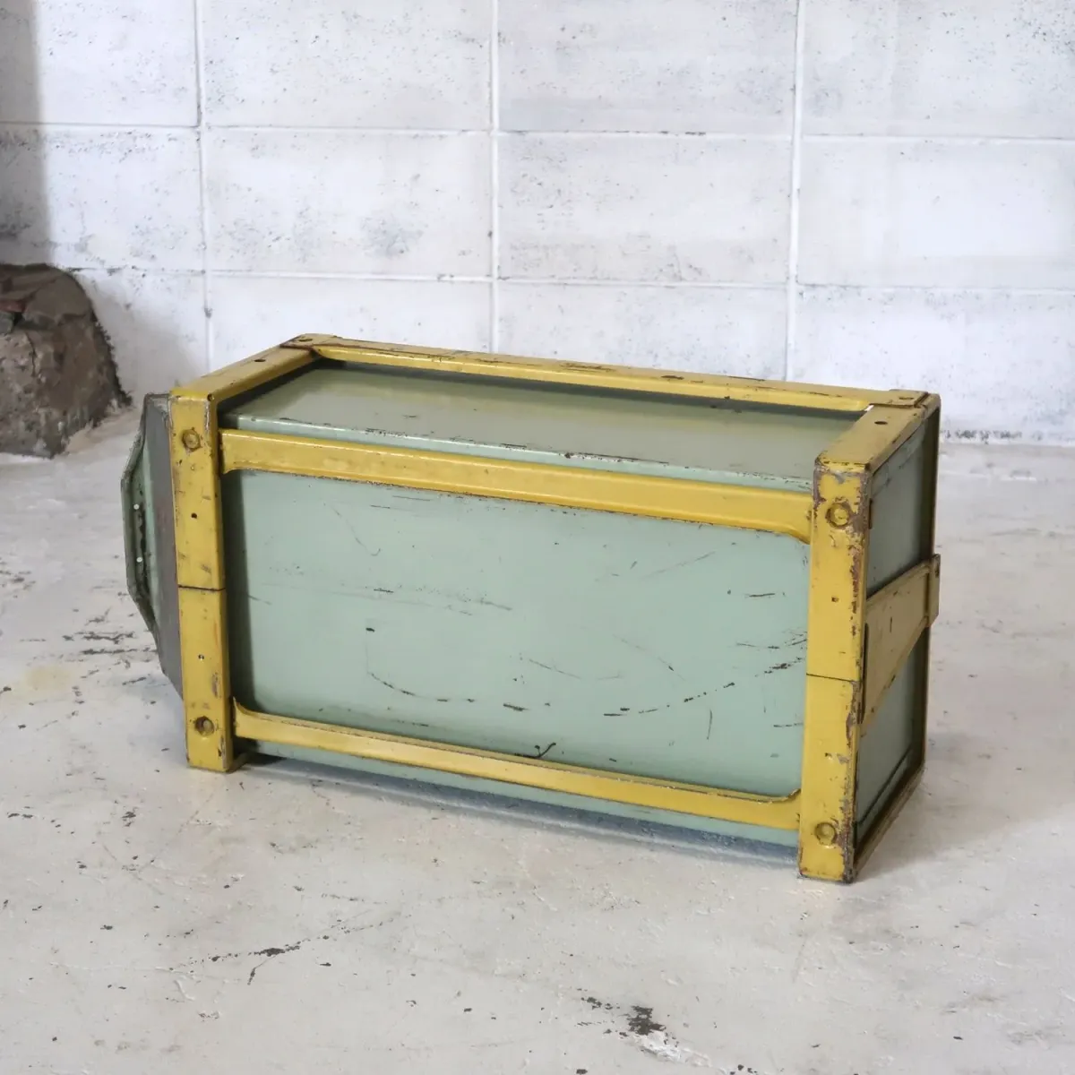 Bathey ビンテージ メタルキャビネット