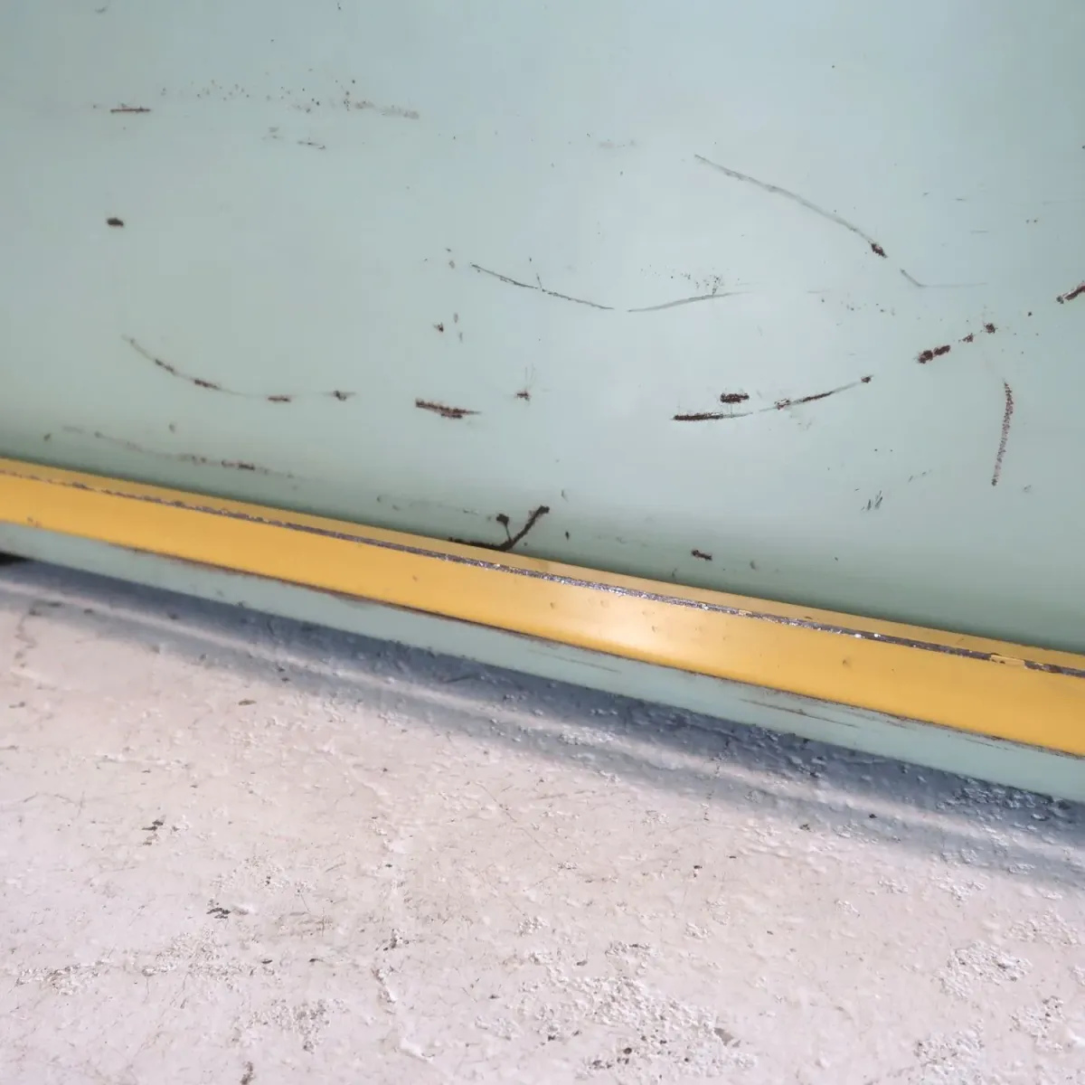 Bathey ビンテージ メタルキャビネット