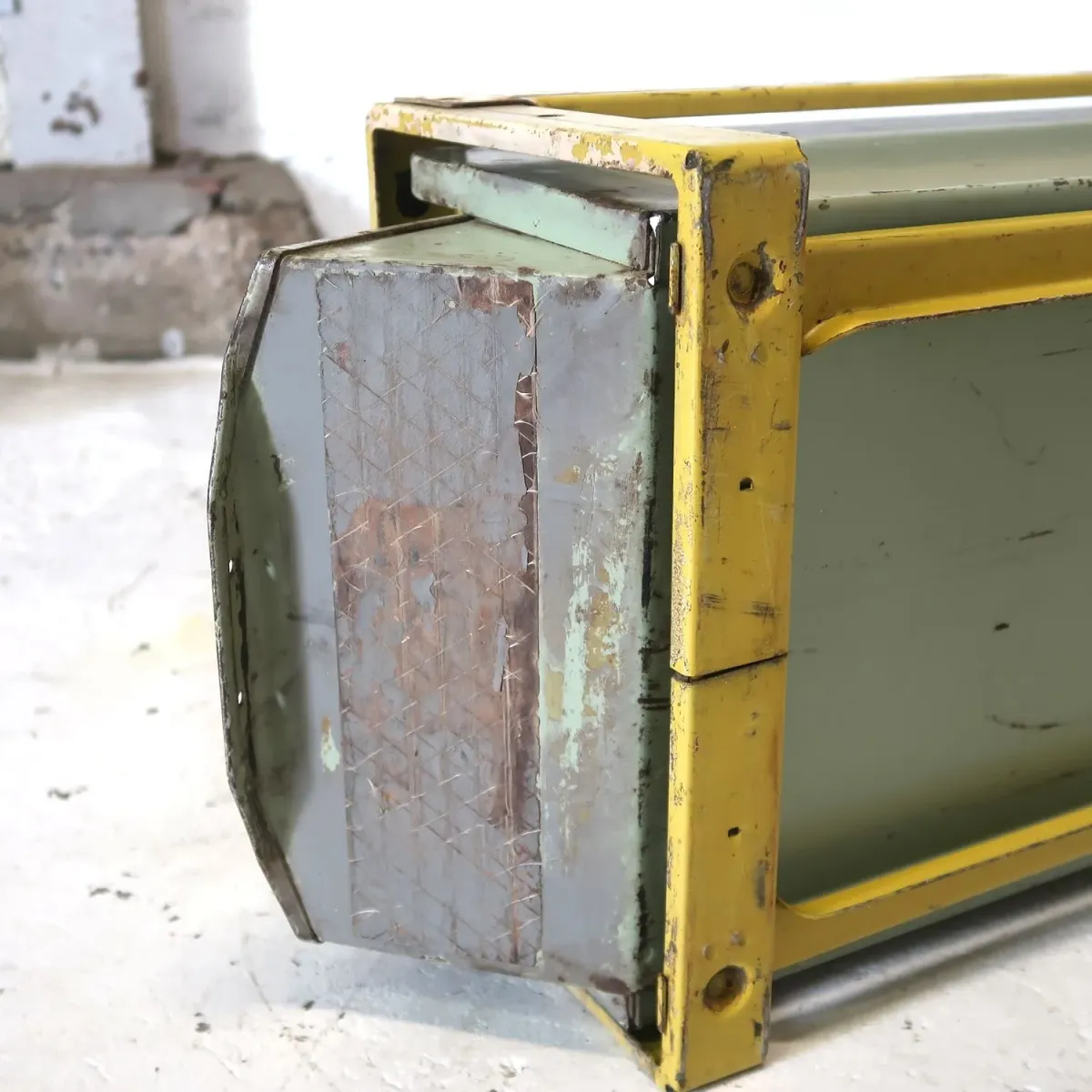 Bathey ビンテージ メタルキャビネット