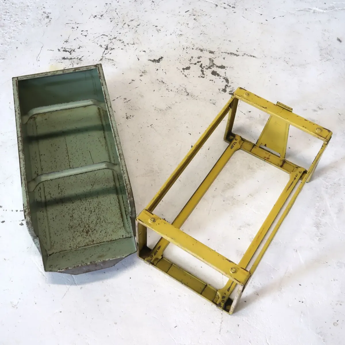 Bathey ビンテージ メタルキャビネット