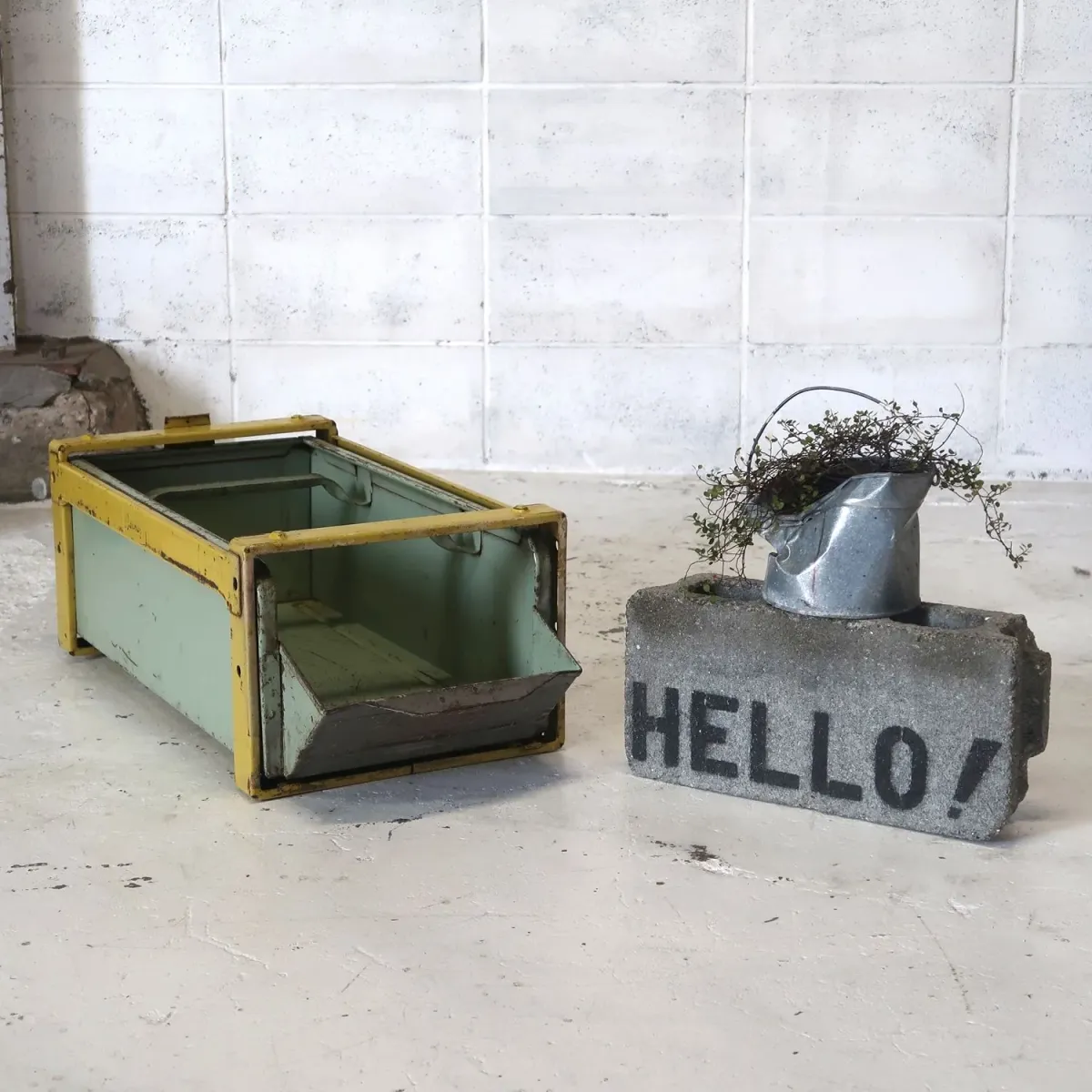 Bathey ビンテージ メタルキャビネット