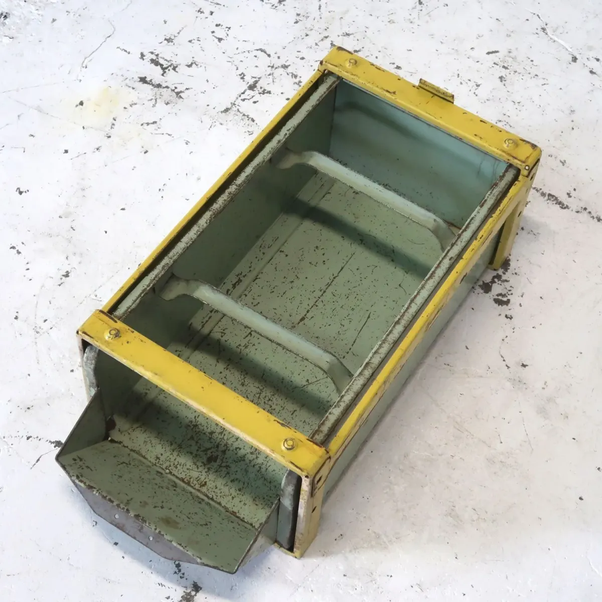 Bathey ビンテージ メタルキャビネット