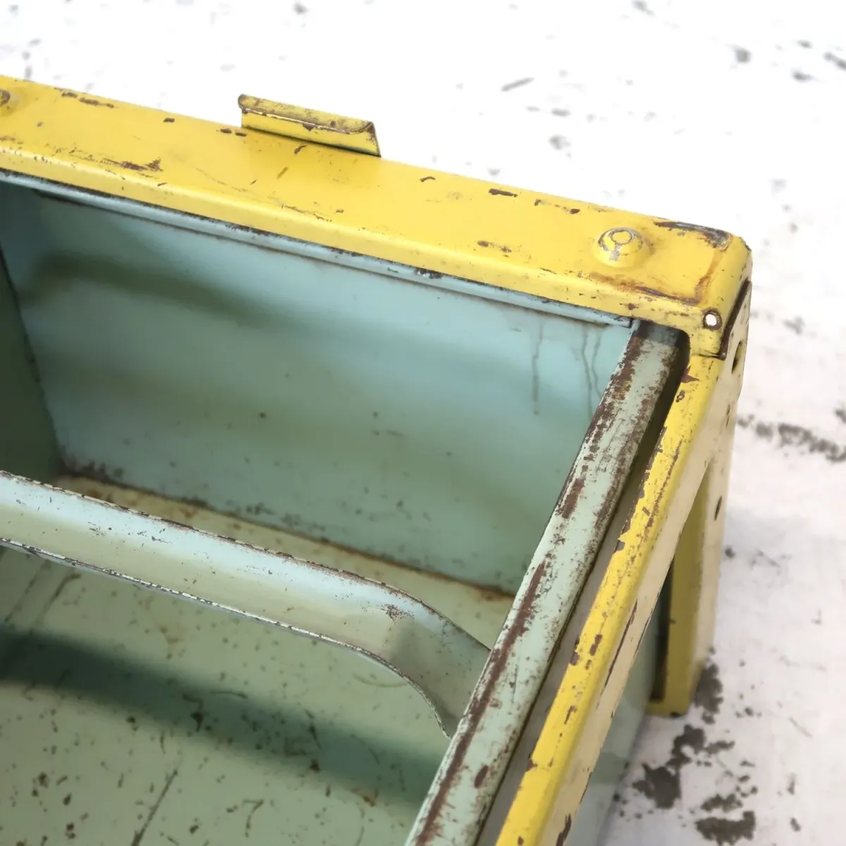 Bathey ビンテージ メタルキャビネット