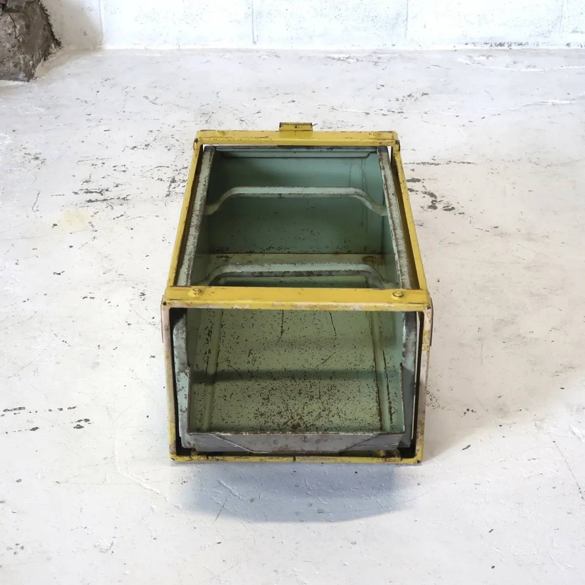 Bathey ビンテージ メタルキャビネット