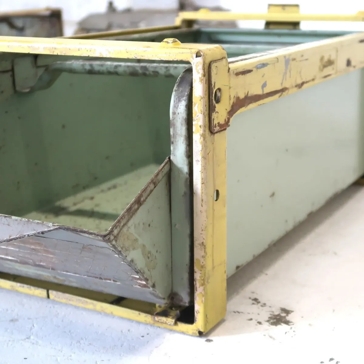 Bathey ビンテージ メタルキャビネット