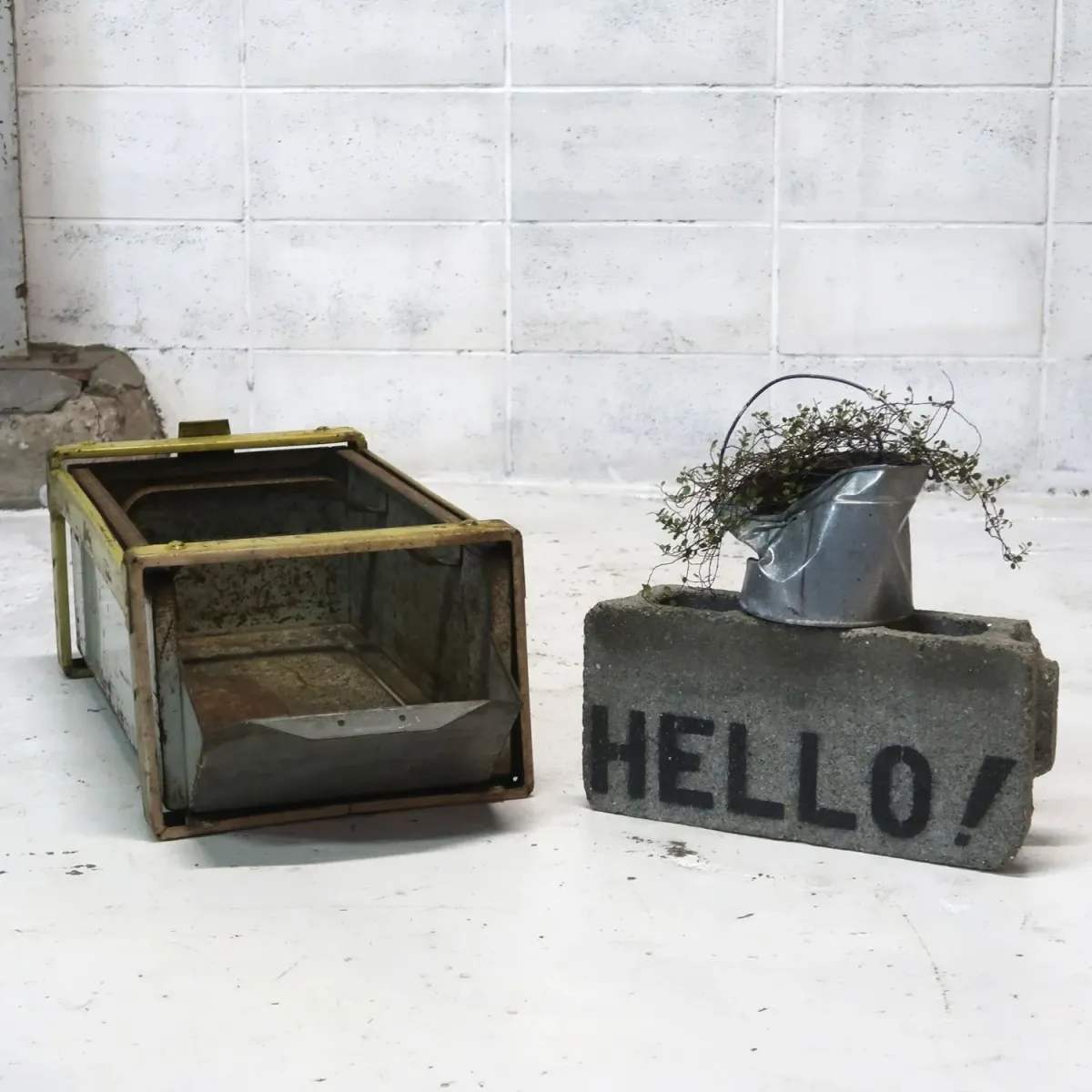 Bathey ビンテージ メタルキャビネット