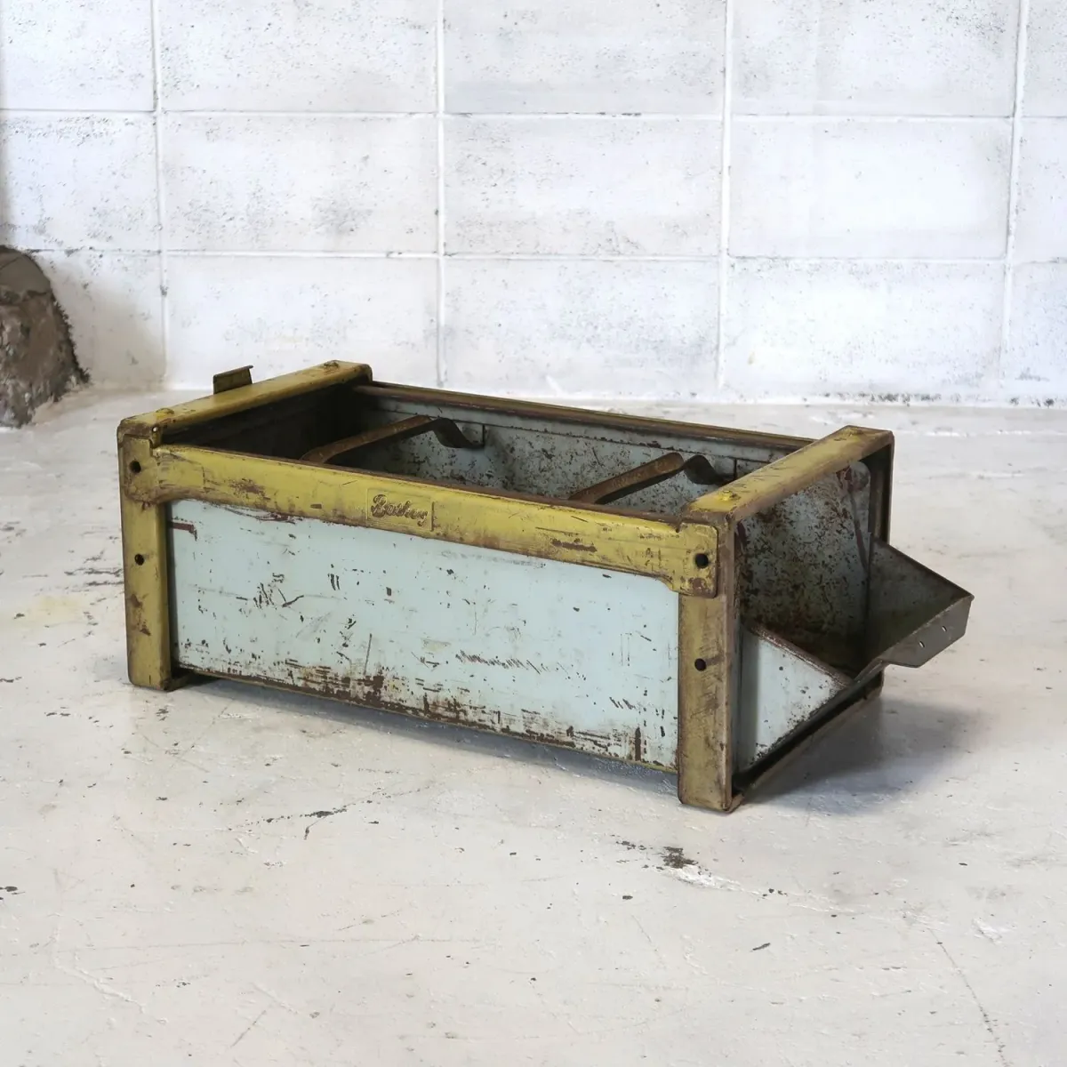 Bathey ビンテージ メタルキャビネット