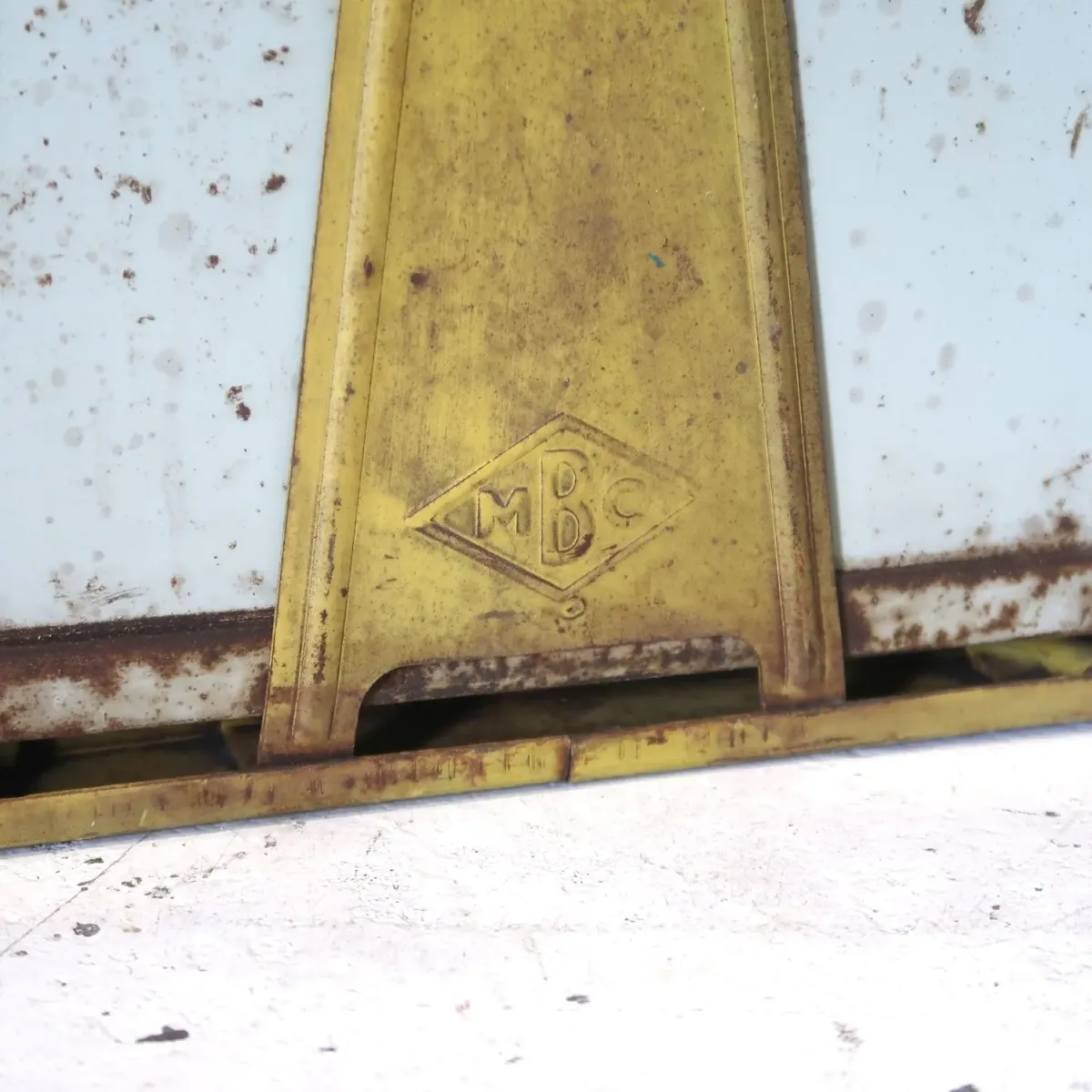 Bathey ビンテージ メタルキャビネット