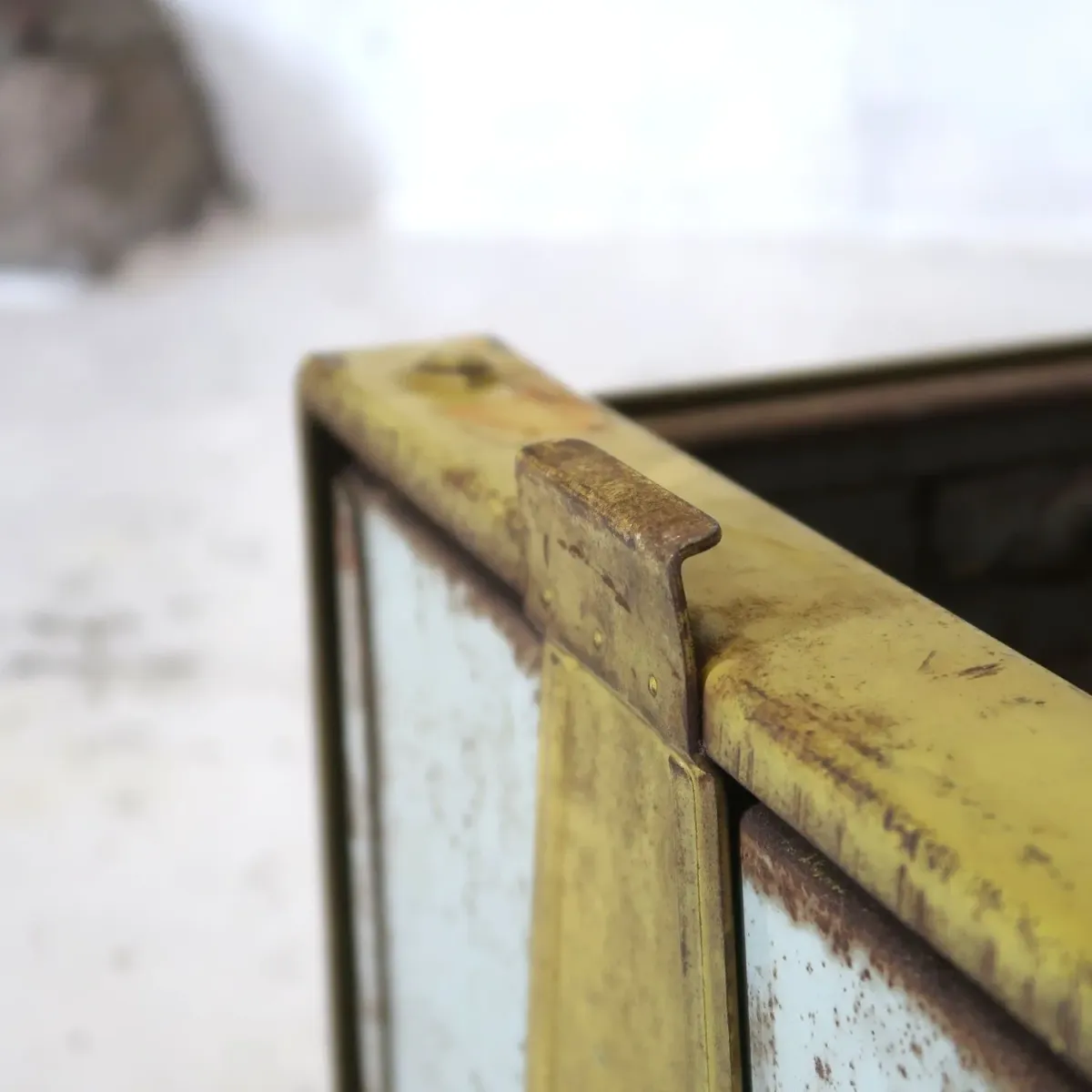 Bathey ビンテージ メタルキャビネット