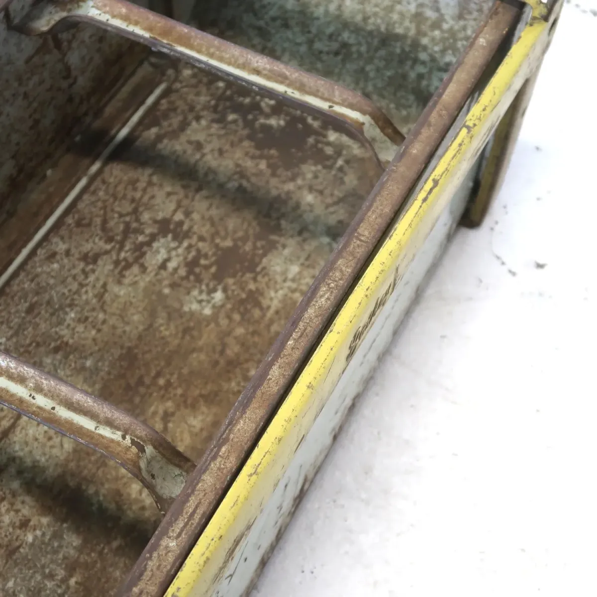 Bathey ビンテージ メタルキャビネット