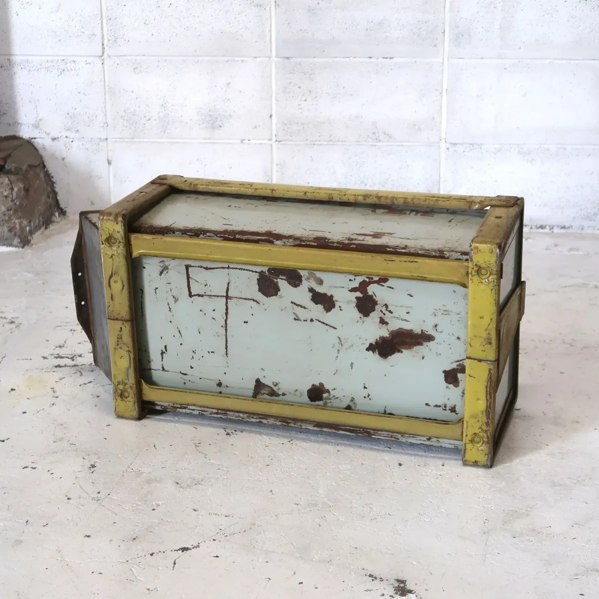 Bathey ビンテージ メタルキャビネット