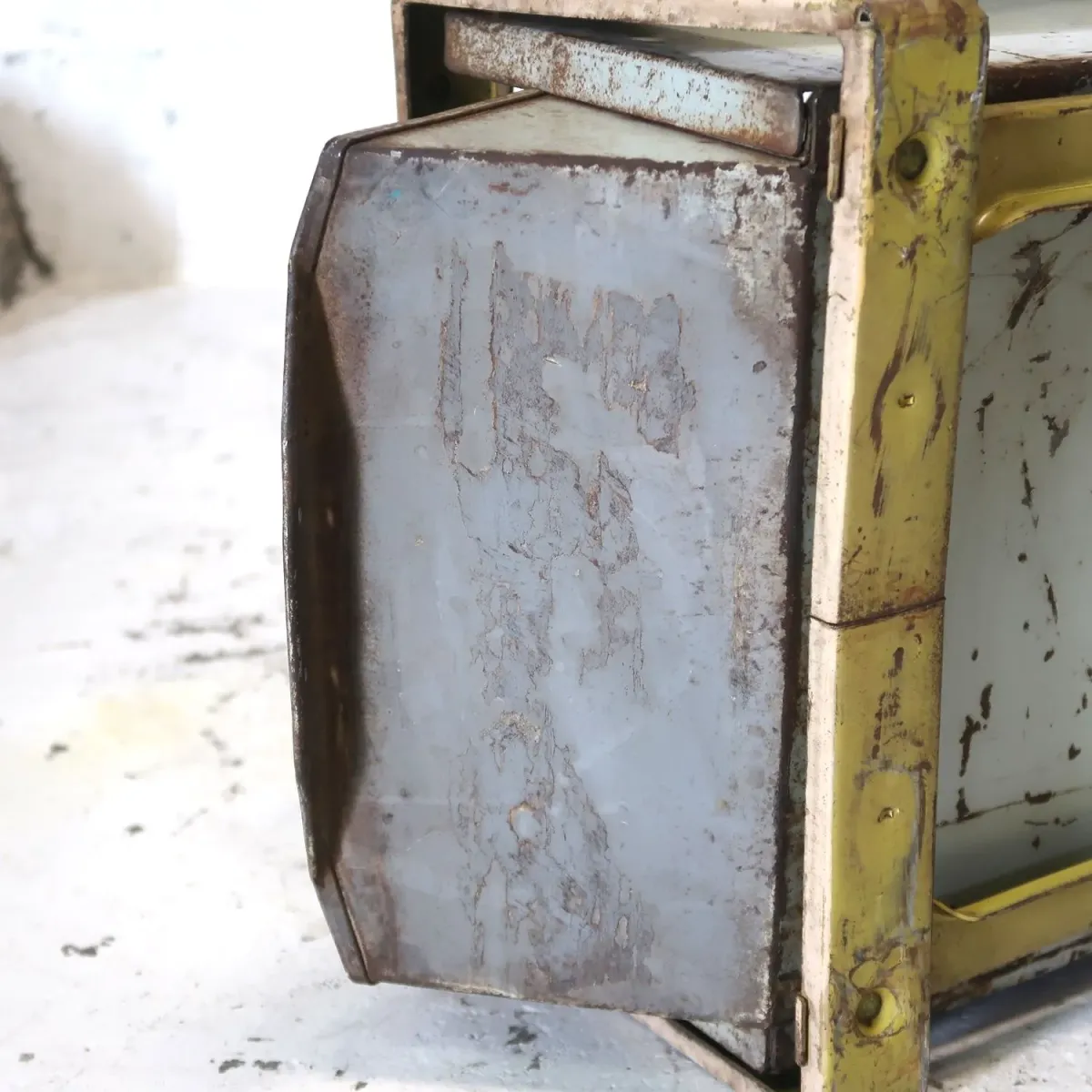 Bathey ビンテージ メタルキャビネット