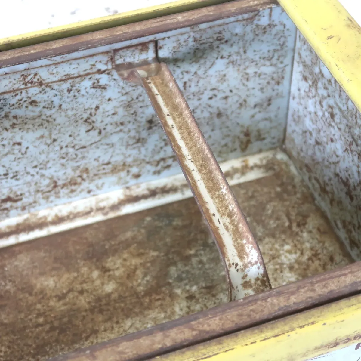 Bathey ビンテージ メタルキャビネット