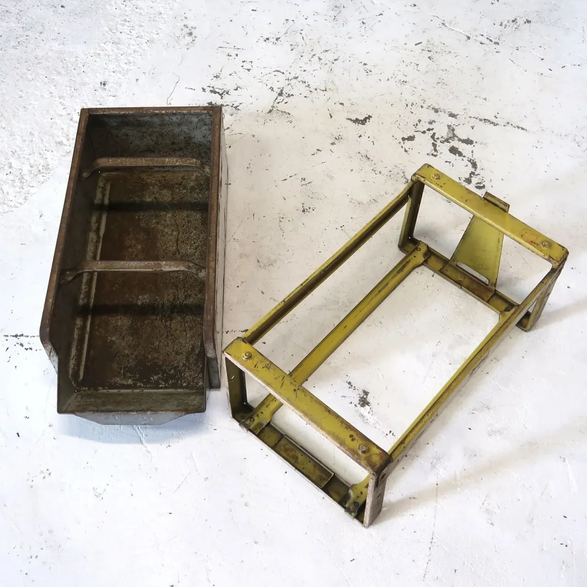 Bathey ビンテージ メタルキャビネット