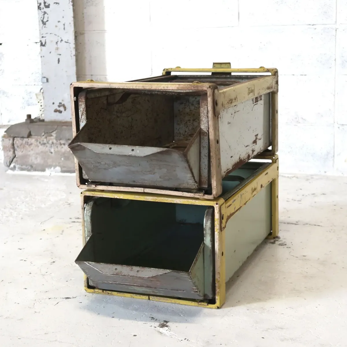 Bathey ビンテージ メタルキャビネット