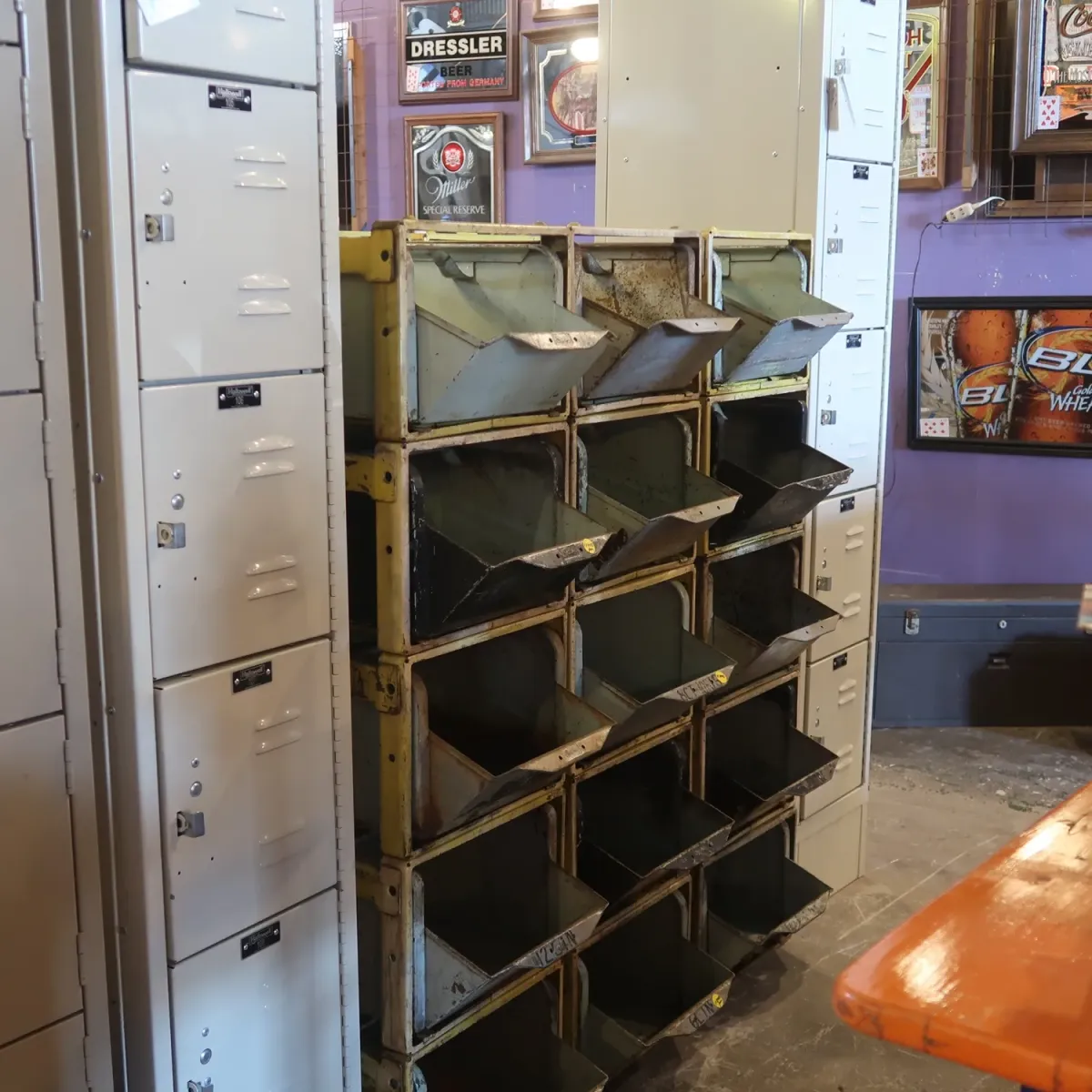 Bathey ビンテージ メタルキャビネット