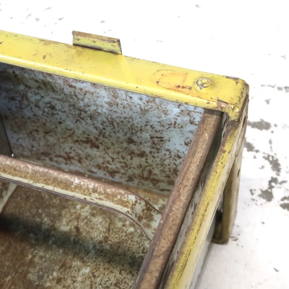 Bathey ビンテージ メタルキャビネット