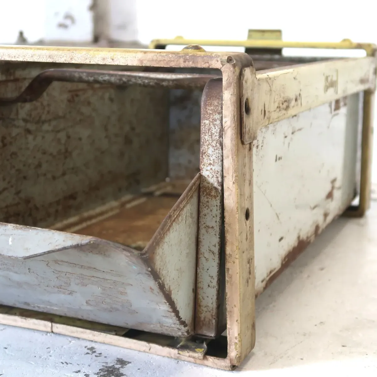 Bathey ビンテージ メタルキャビネット