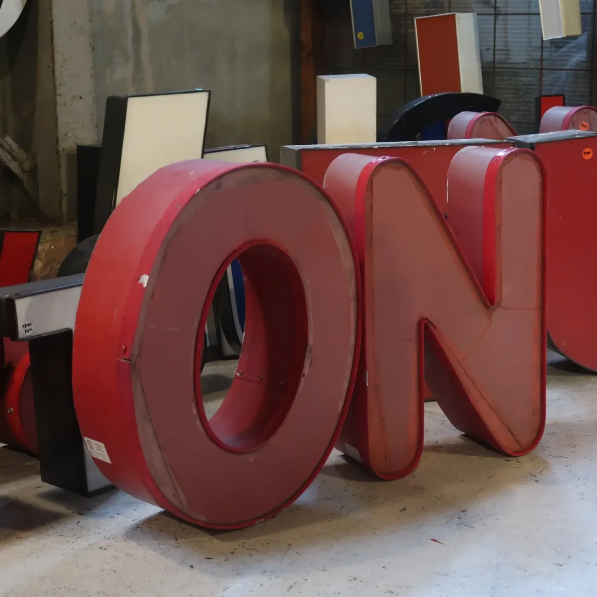 ビンテージ レターサイン O