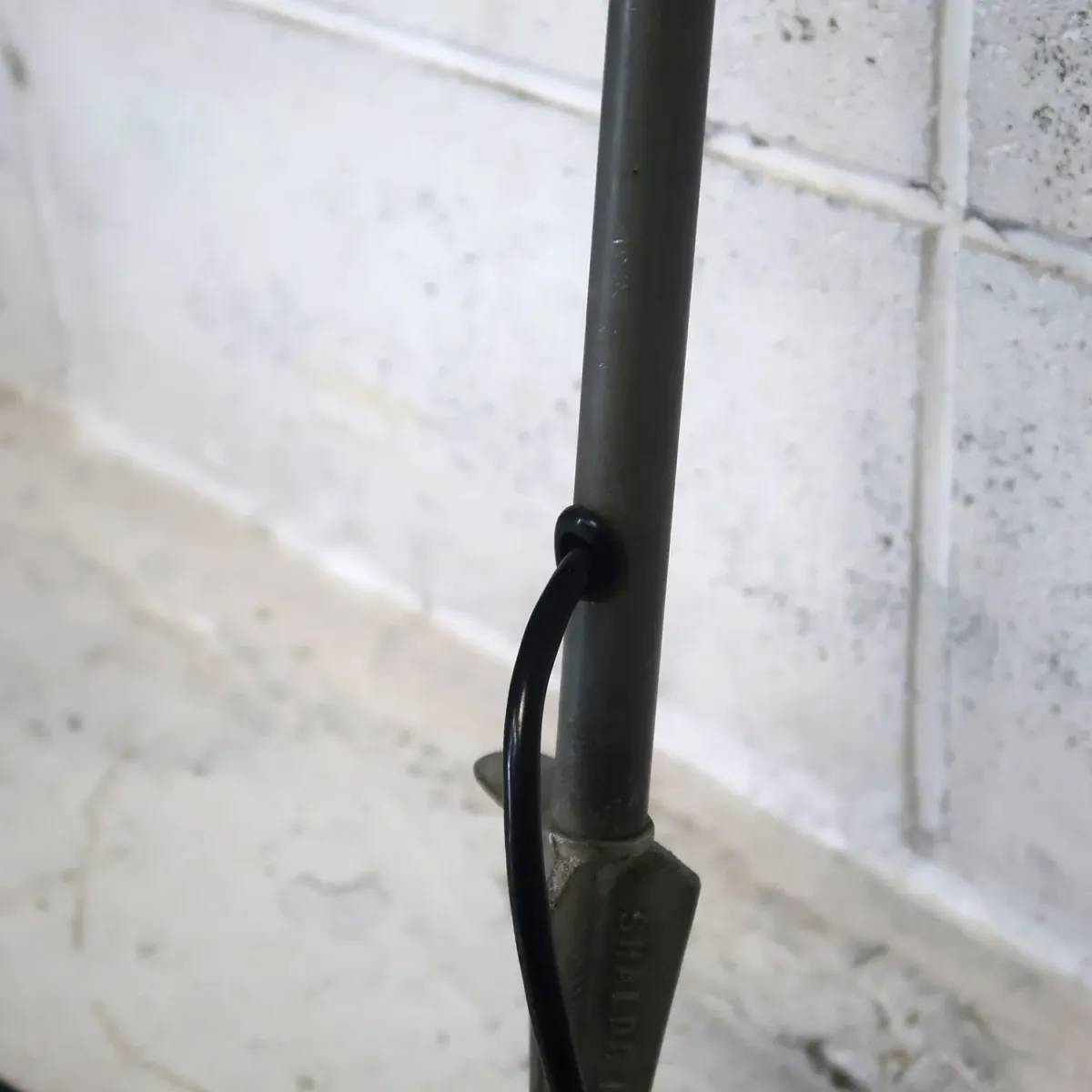 ミッドセンチュリー ファイバーシェード スパイクランプ