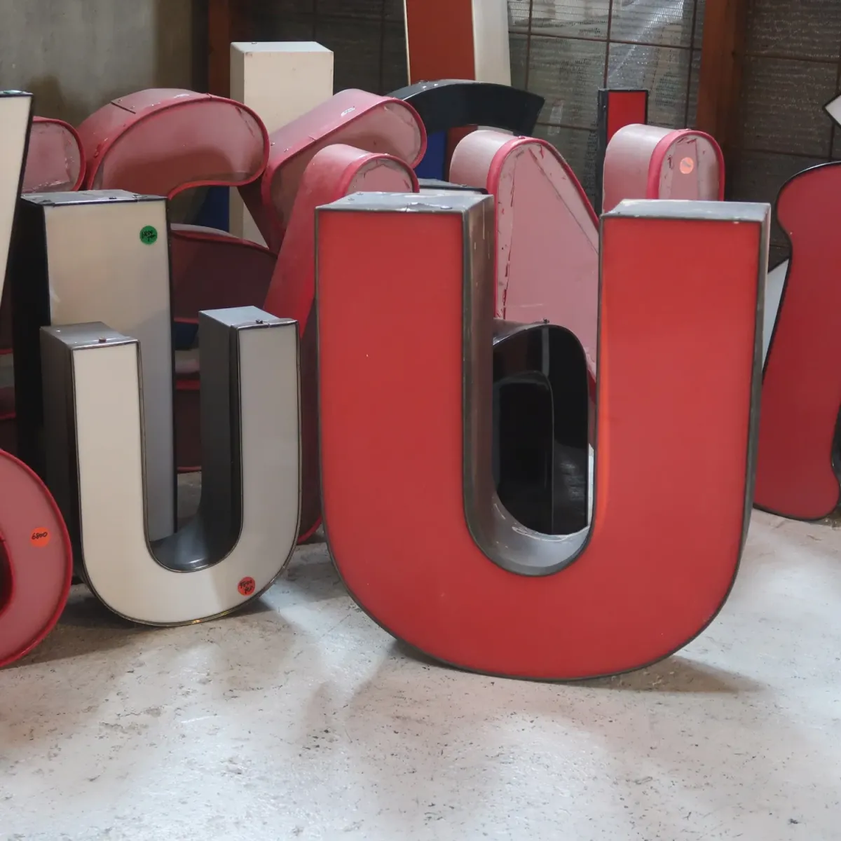 ビンテージ レターサイン U