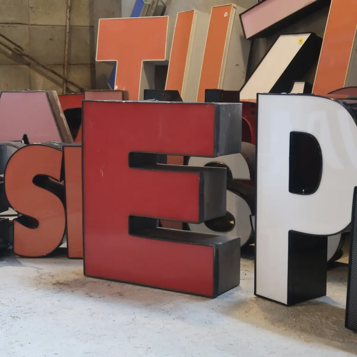 ビンテージ レターサイン E