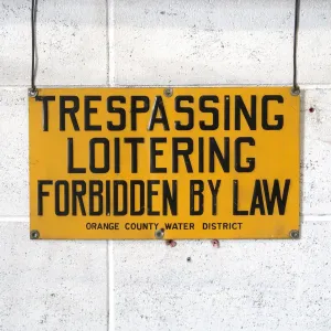 TRESPASSING FORBIDDEN ビンテージ メタルサイン