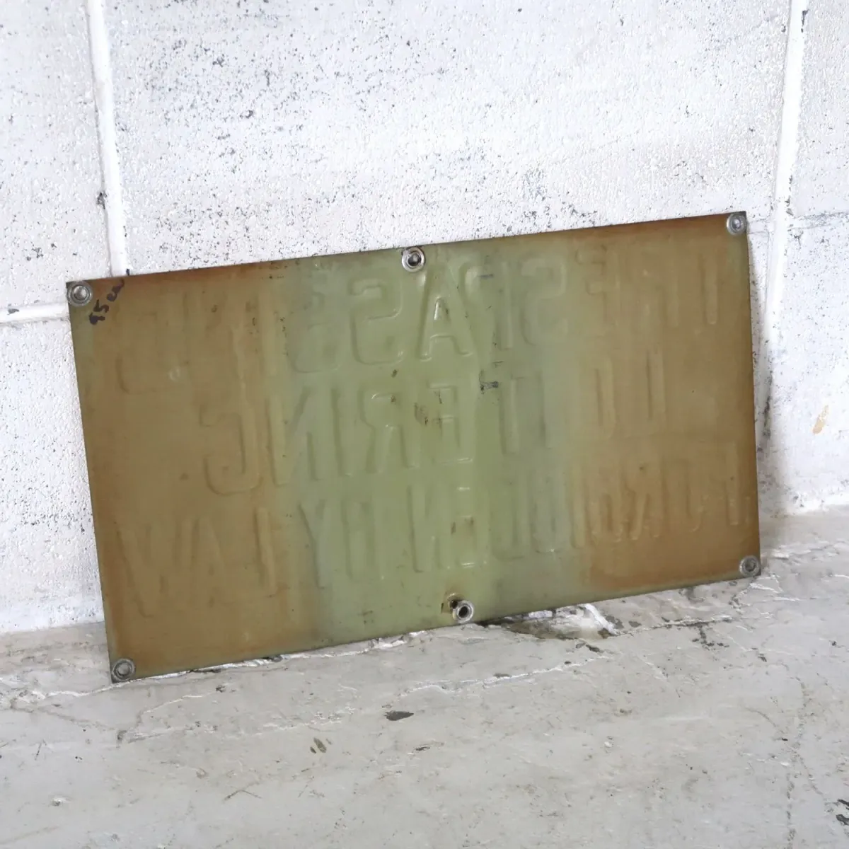 TRESPASSING FORBIDDEN ビンテージ メタルサイン