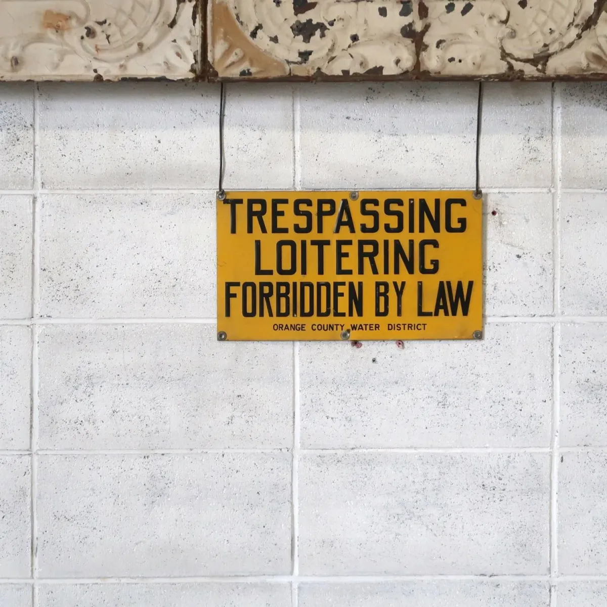 TRESPASSING FORBIDDEN ビンテージ メタルサイン