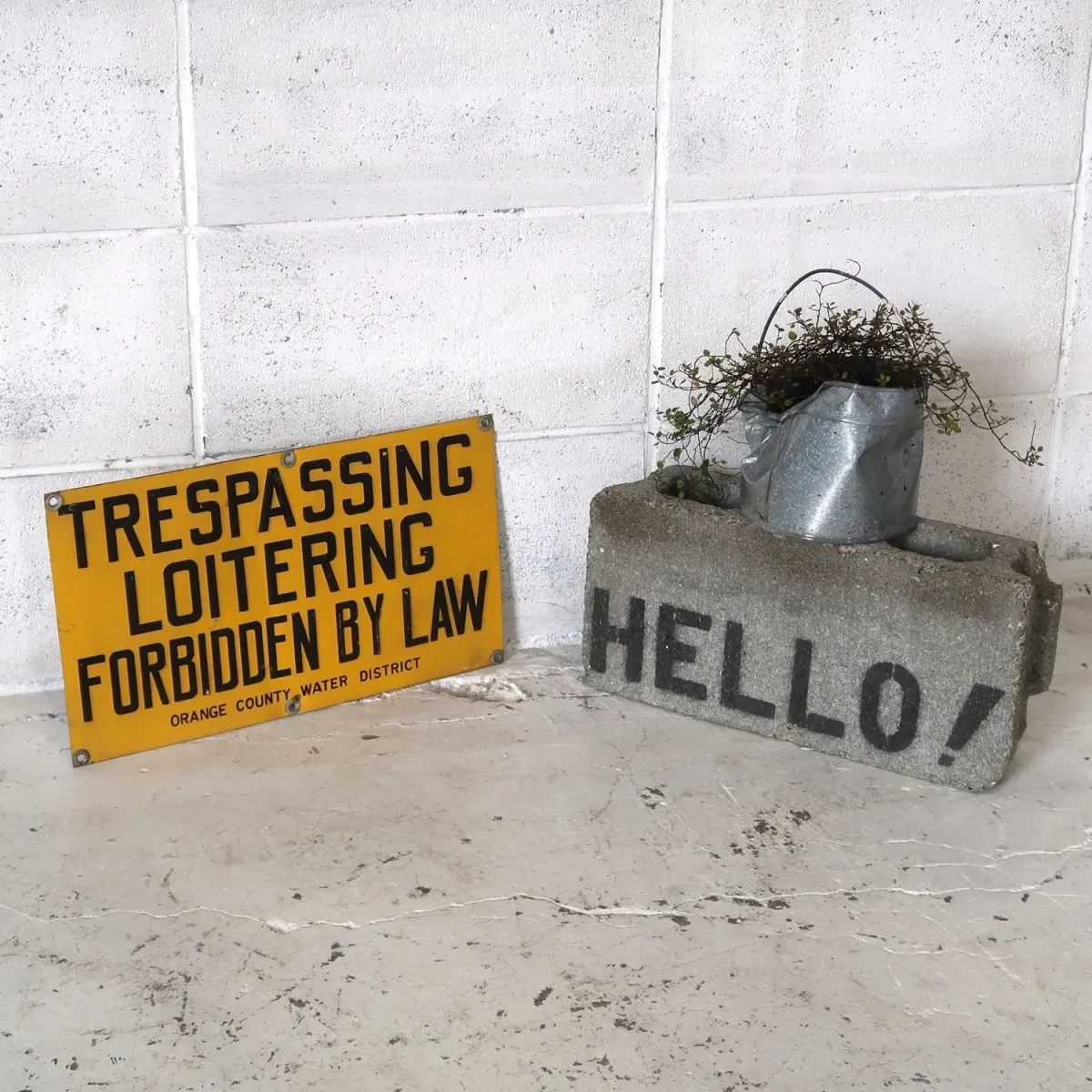 TRESPASSING FORBIDDEN ビンテージ メタルサイン