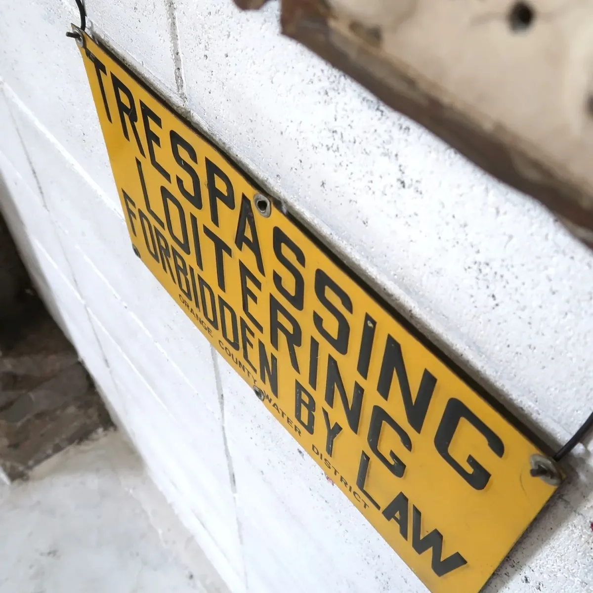 TRESPASSING FORBIDDEN ビンテージ メタルサイン