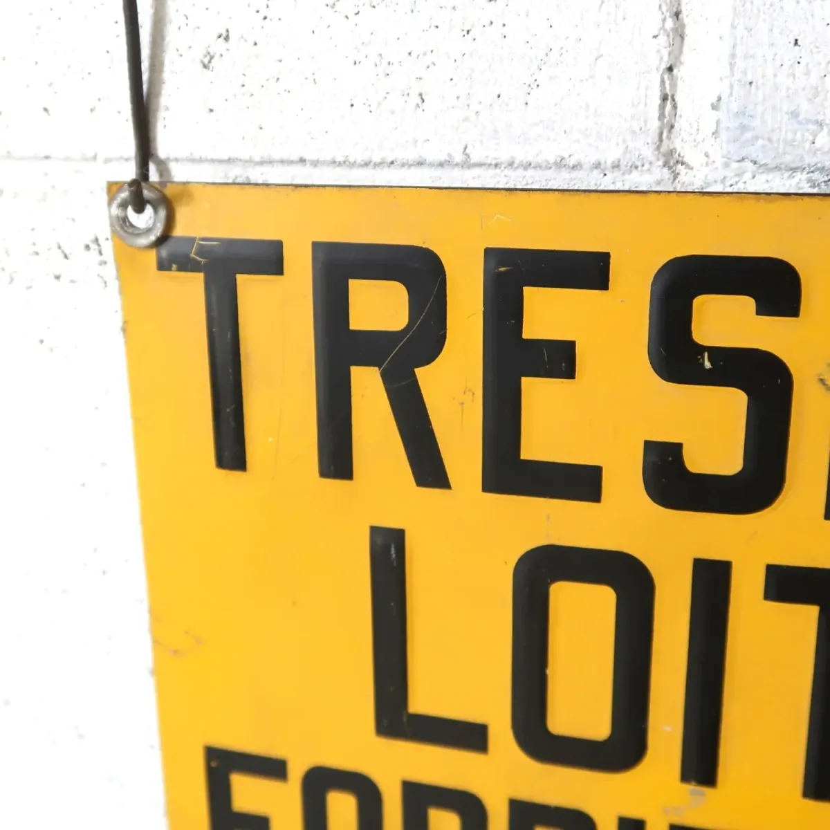 TRESPASSING FORBIDDEN ビンテージ メタルサイン