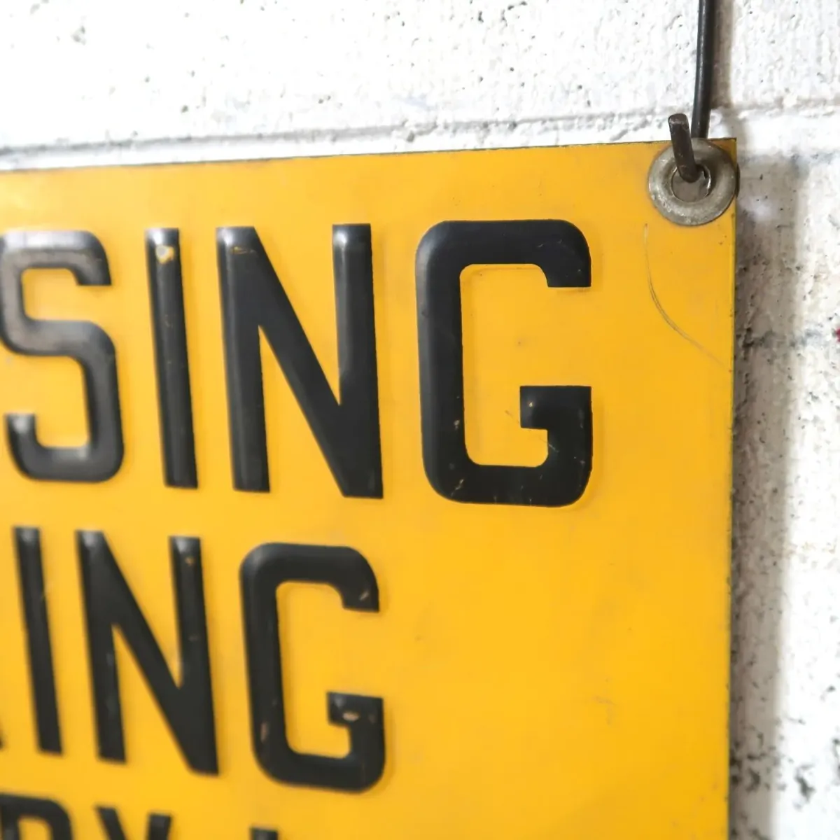 TRESPASSING FORBIDDEN ビンテージ メタルサイン