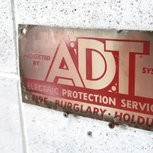 ADT ビンテージ メタルサイン