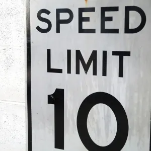 ロードサイン SPEED LIMIT 10