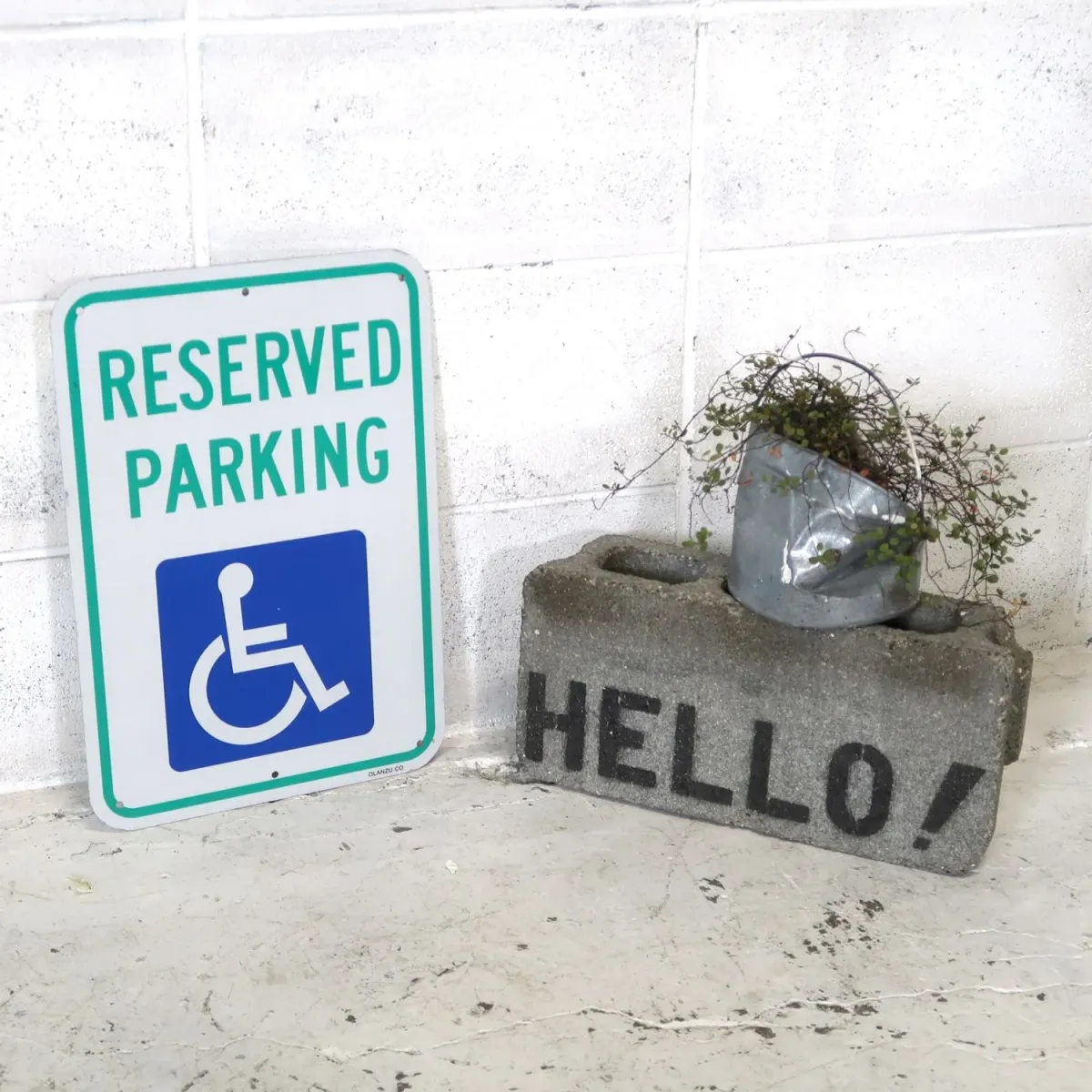 RESERVED PARKING ロードサイン