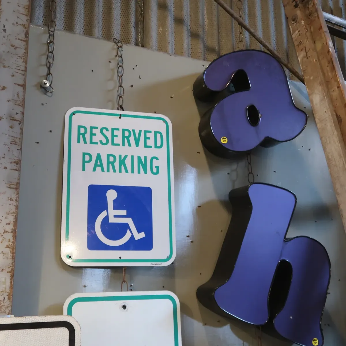 RESERVED PARKING ロードサイン