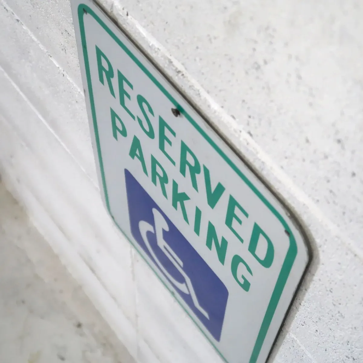 RESERVED PARKING ロードサイン