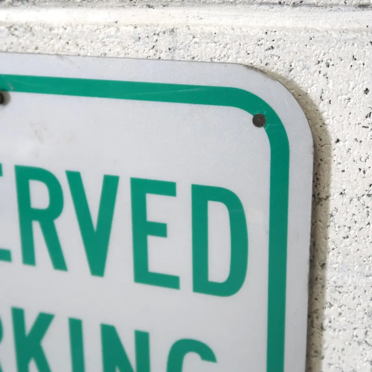 RESERVED PARKING ロードサイン