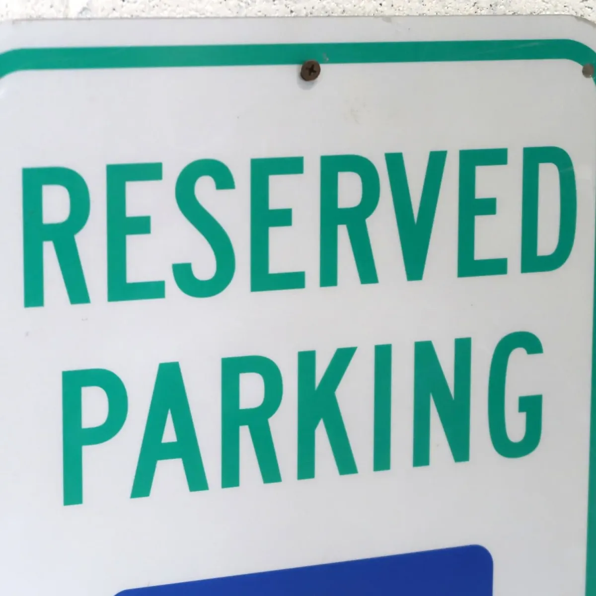 RESERVED PARKING ロードサイン