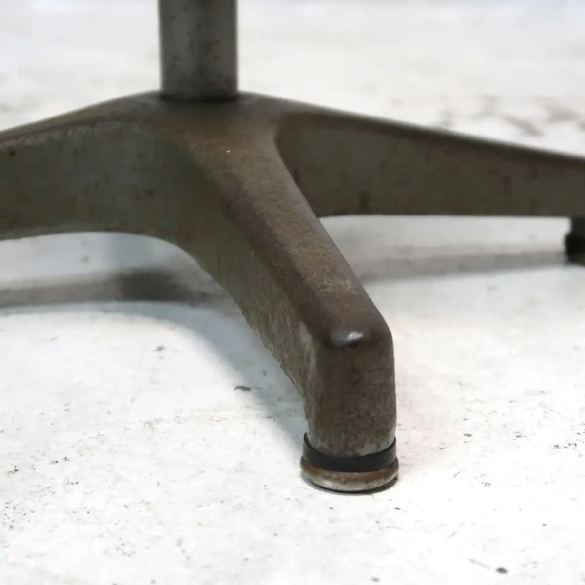 AJUSTO EQUIPMENT社 ビンテージ インダストリアル メタルスツール