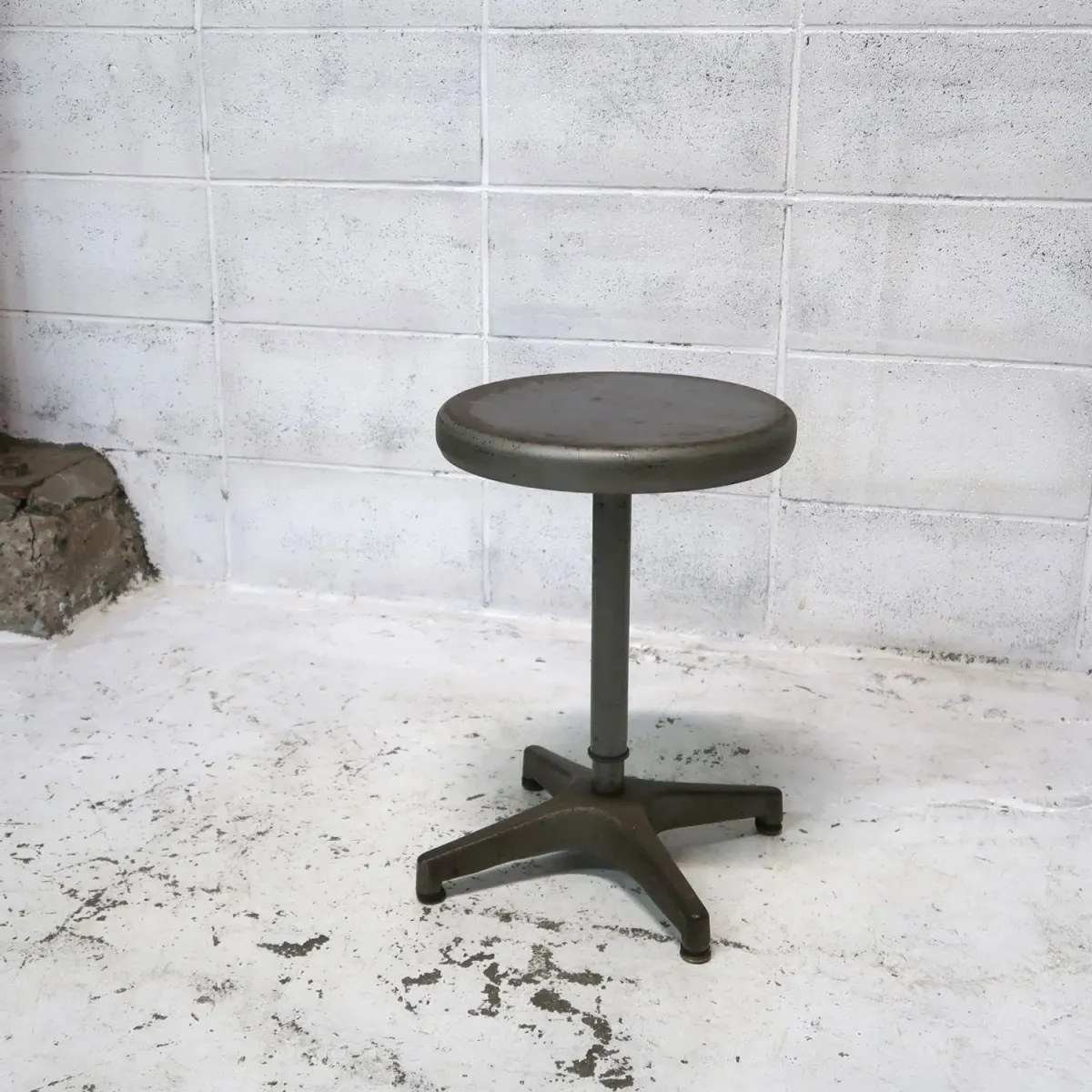 AJUSTO EQUIPMENT社 ビンテージ インダストリアル メタルスツール