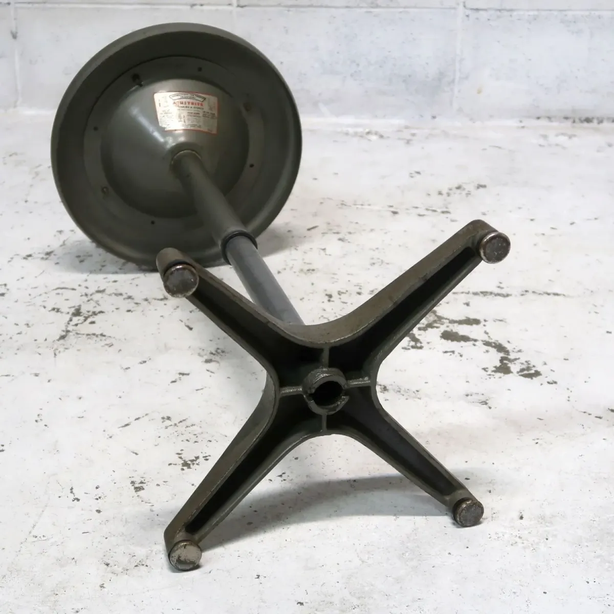 AJUSTO EQUIPMENT社 ビンテージ インダストリアル メタルスツール