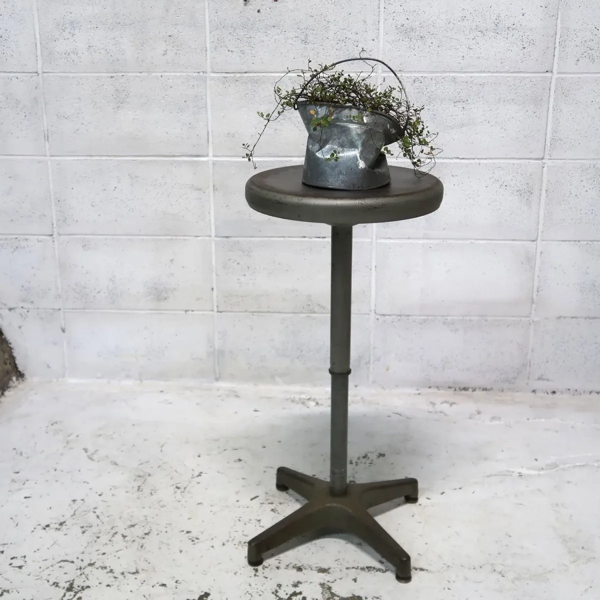 AJUSTO EQUIPMENT社 ビンテージ インダストリアル メタルスツール