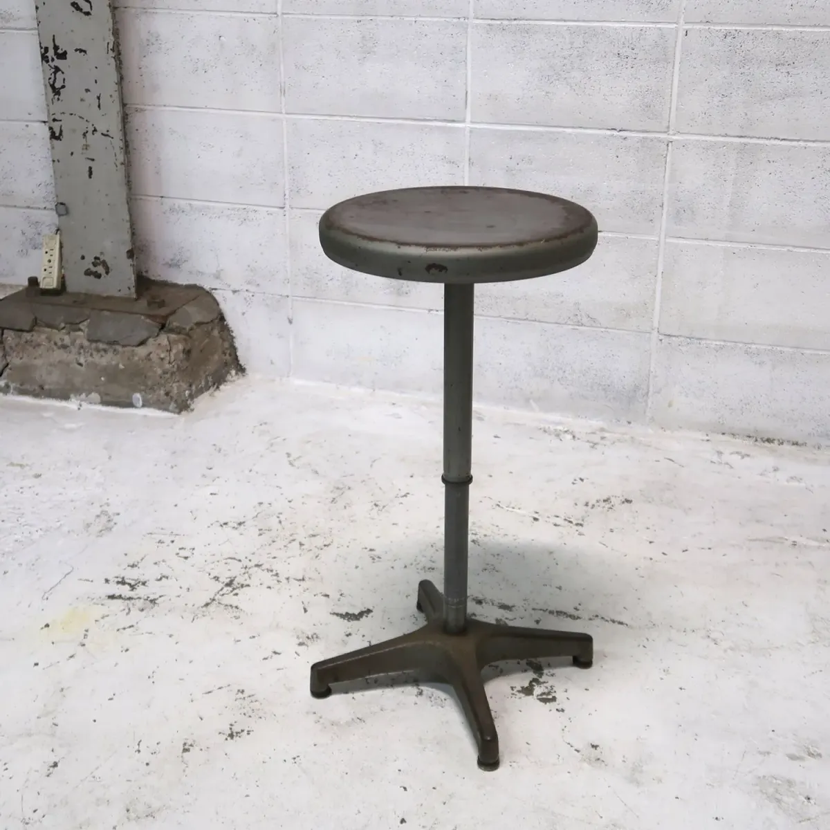 AJUSTO EQUIPMENT社 ビンテージ インダストリアル メタルスツール