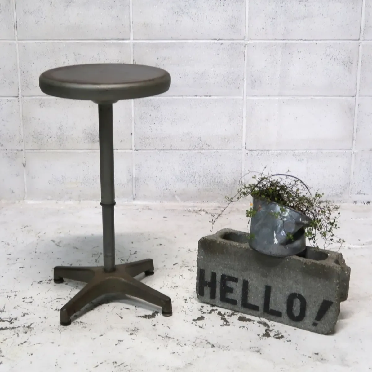 AJUSTO EQUIPMENT社 ビンテージ インダストリアル メタルスツール