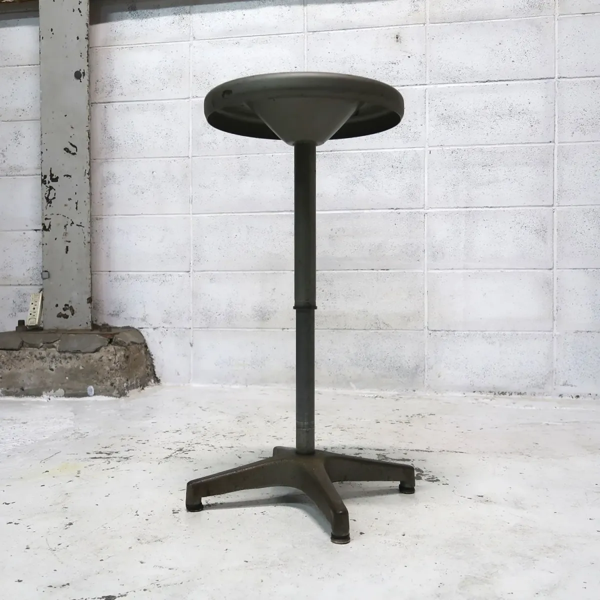 AJUSTO EQUIPMENT社 ビンテージ インダストリアル メタルスツール