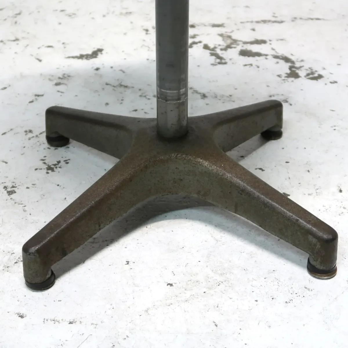 AJUSTO EQUIPMENT社 ビンテージ インダストリアル メタルスツール