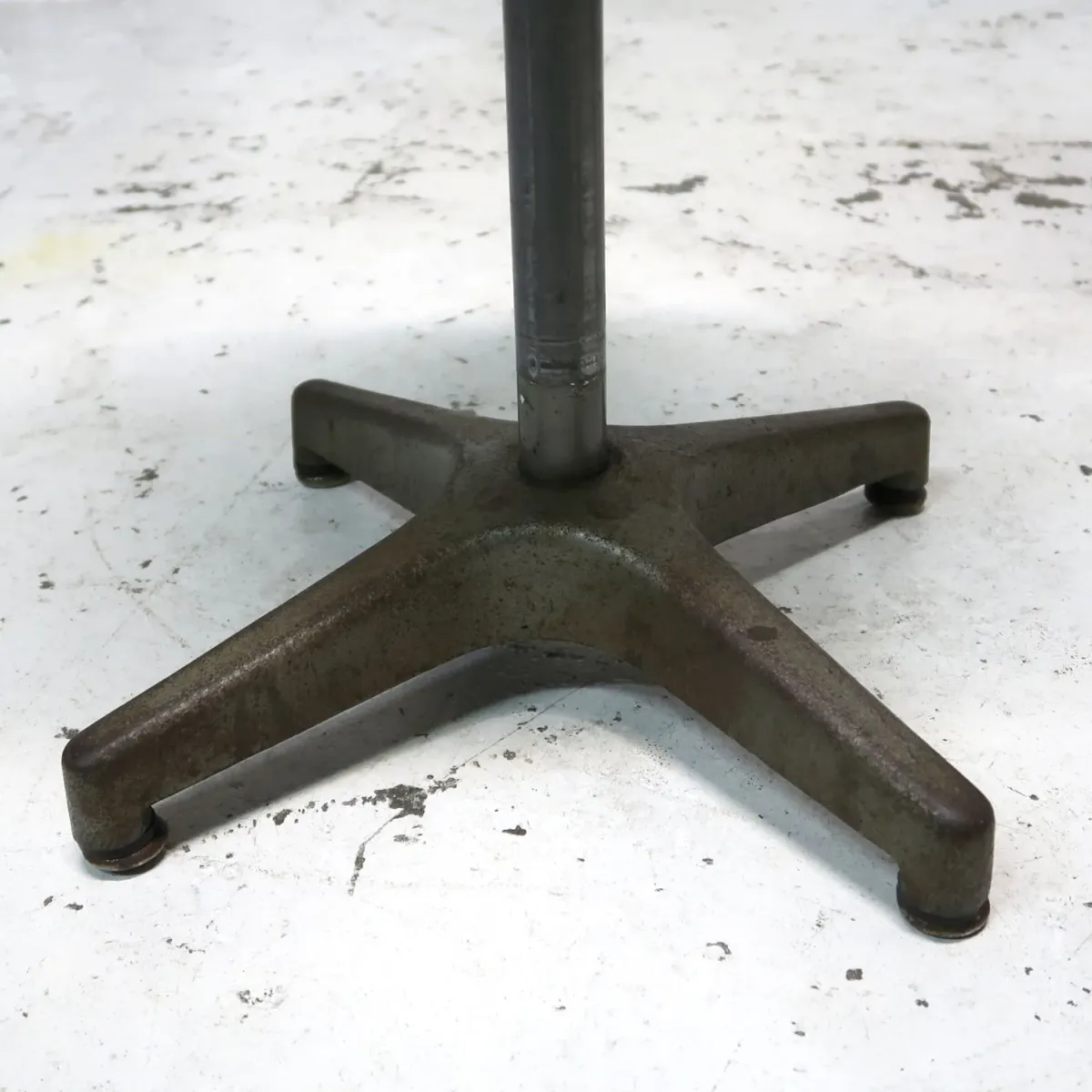 AJUSTO EQUIPMENT社 ビンテージ インダストリアル メタルスツール